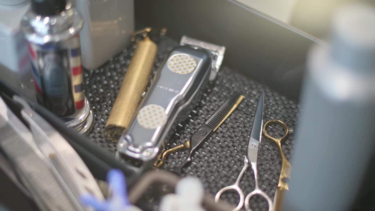 美发师工作用的工具有理发剪、理发剪、梳盘等美容产品视频下载
