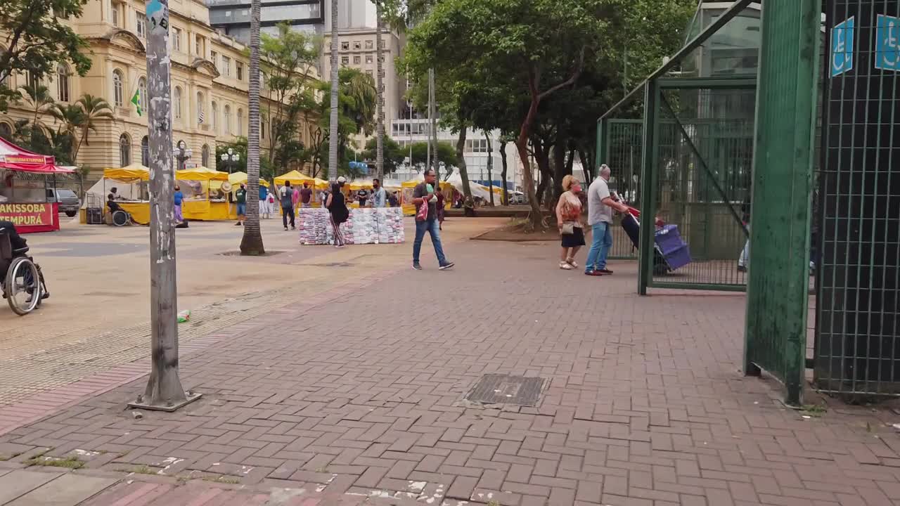 人们在圣保罗市中心的街道上行走的Hyperlapse，巴西- POV视频素材
