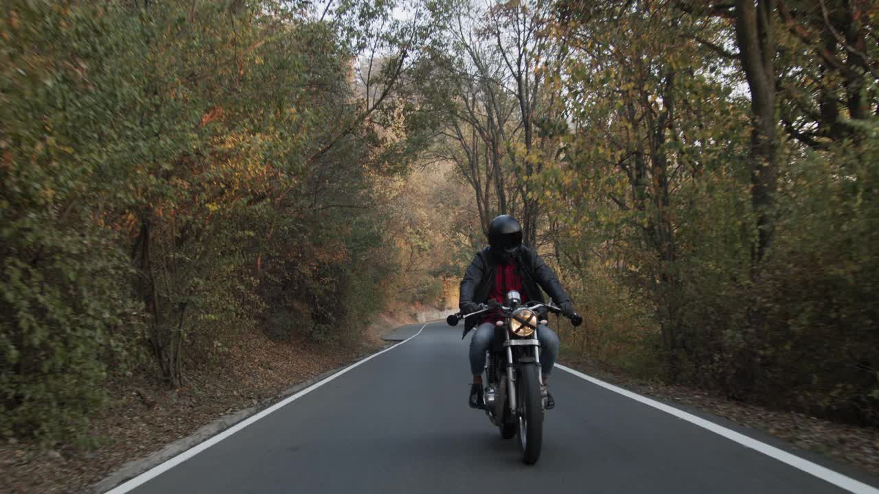 英俊的年轻人骑着摩托车视频素材