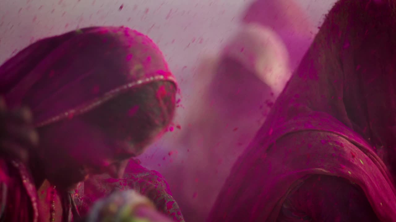 因为印度妇女在胡里节期间扔颜料视频下载