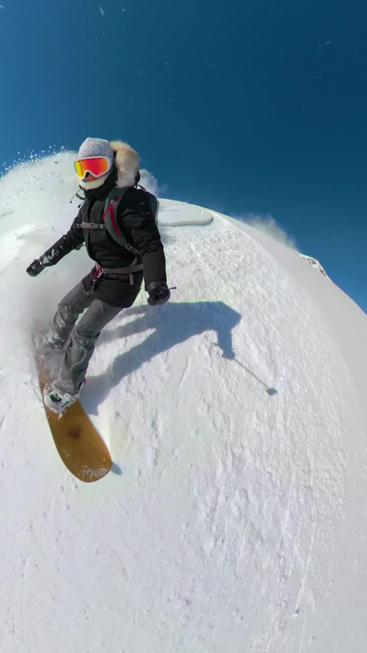 垂直:女性游客从加拿大惊险的山上滑雪下来视频素材