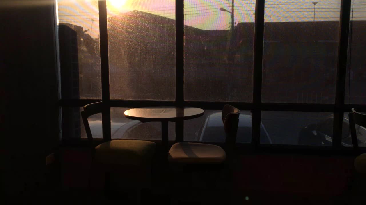 夕阳透过餐厅的窗帘照进来。视频素材