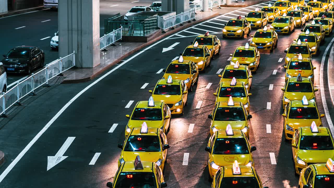 夜间在机场出口排队的黄色出租车视频素材