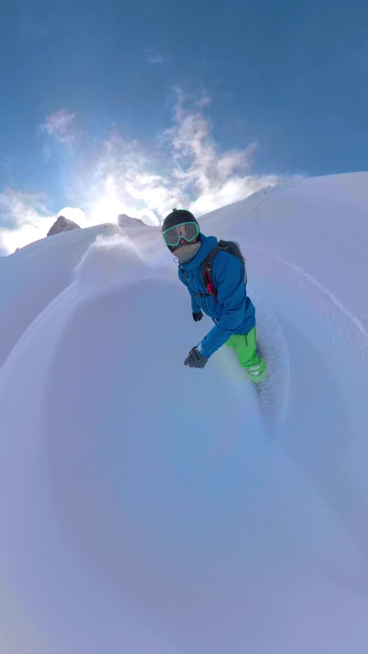 垂直:快乐的人在风景优美的山上玩滑雪板。视频素材