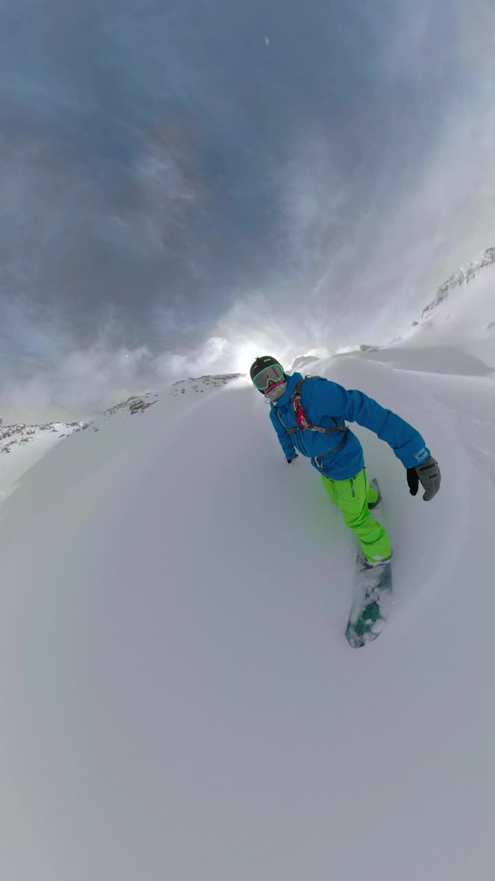 垂直:在活跃的假期里，免费的滑雪者粉碎原始的雪。视频素材