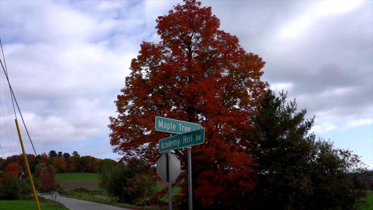 时间流逝-云飞在秋天的颜色佛蒙特枫山和学院山交叉口视频素材