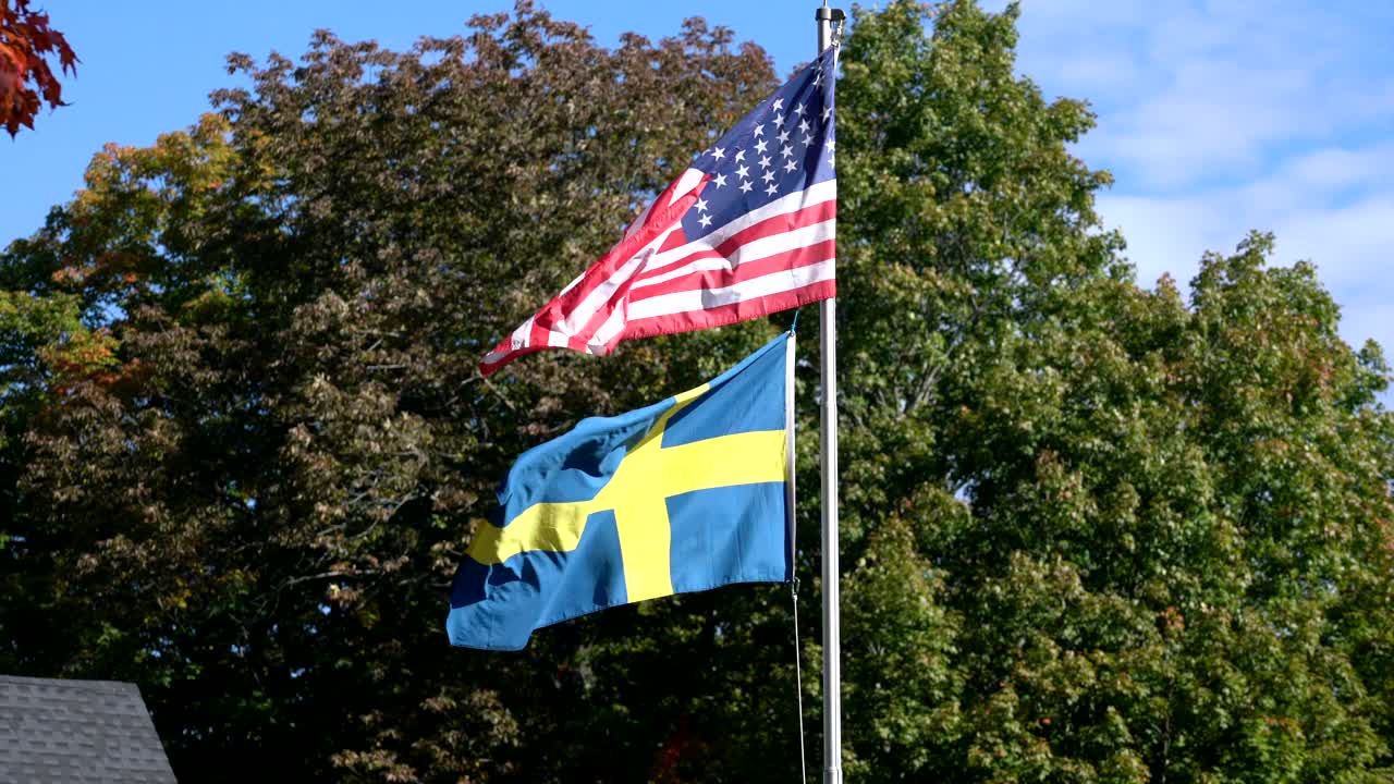 美国内战旗帜飘扬在瑞典国旗上视频下载