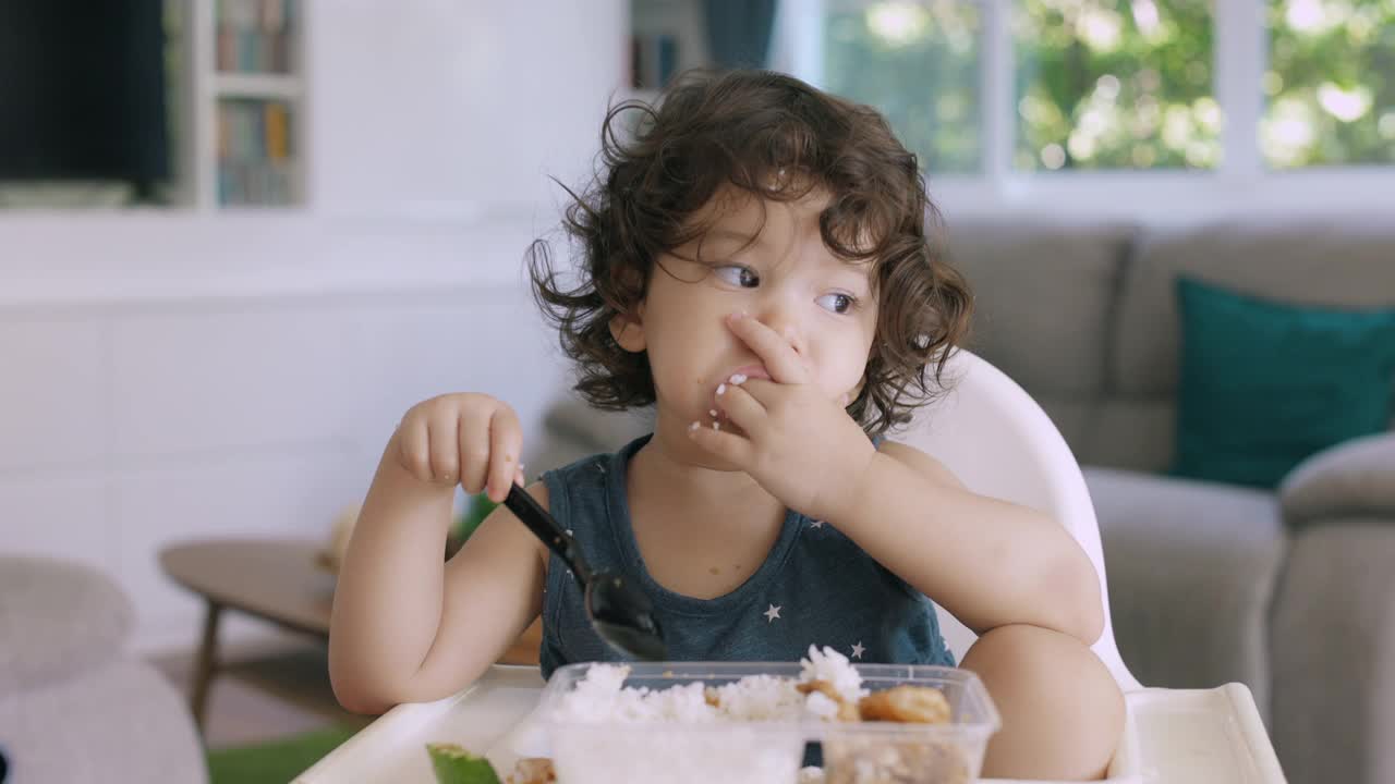 快速放大婴儿吃米饭的画面。视频素材