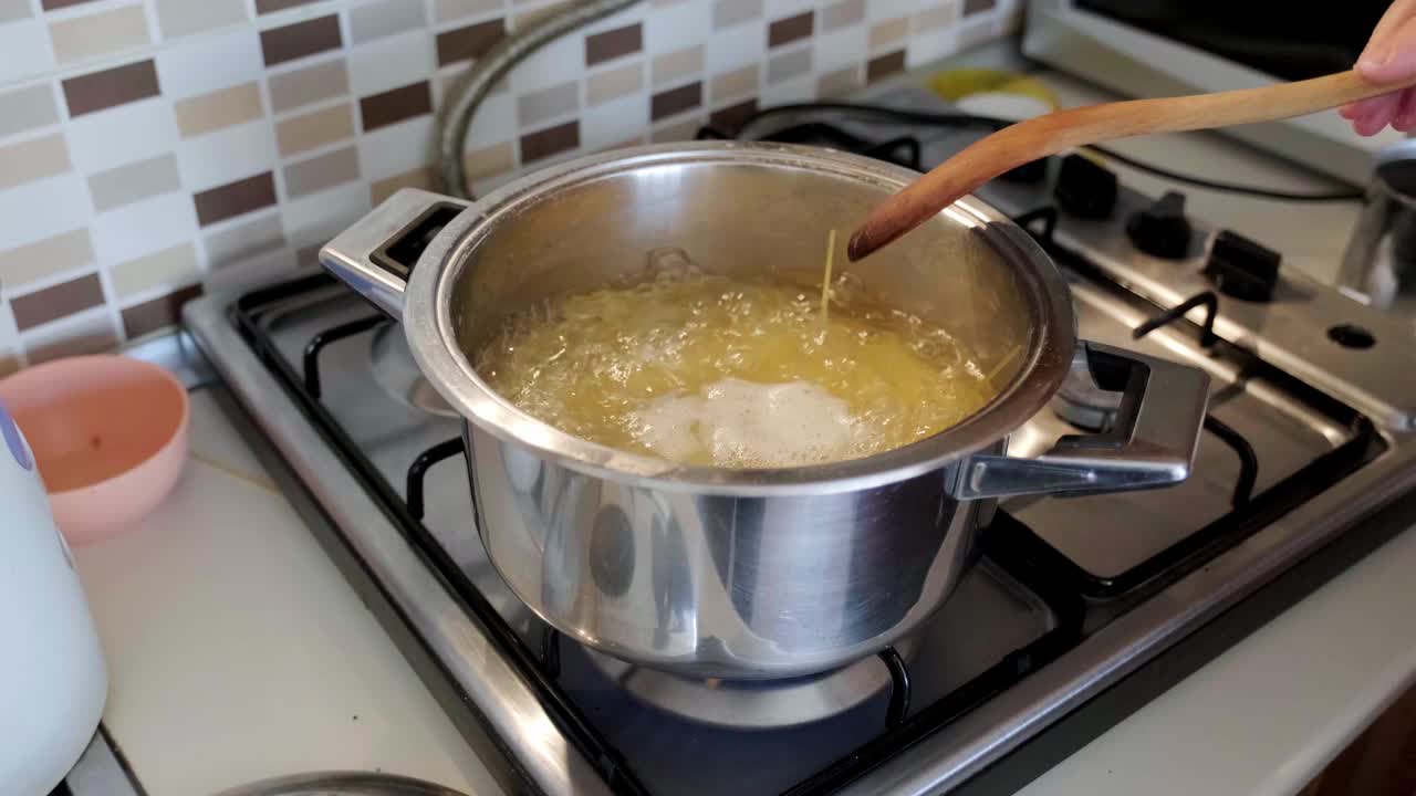 用平底锅中的沸水煮意大利面视频素材