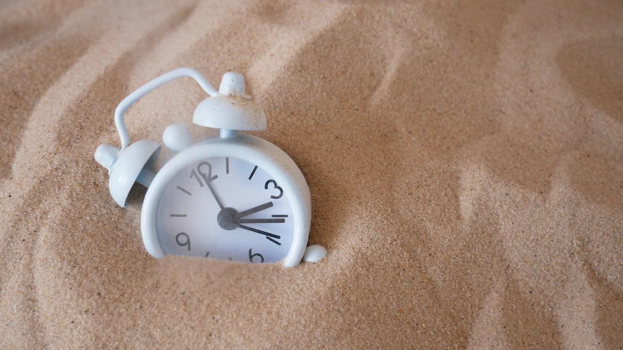 沙子落在时钟上。倒计时，生命的流动。时间、商业和环境动画的概念视频下载