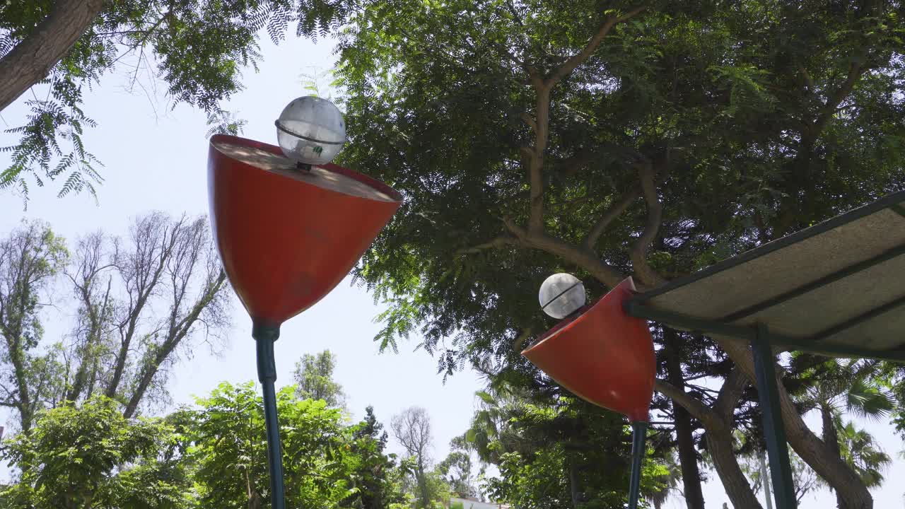 城市公园里的两座带聚光灯的花形灯塔视频素材
