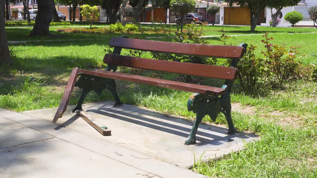 白天公园里一把坏椅子的特写，4K格式视频下载