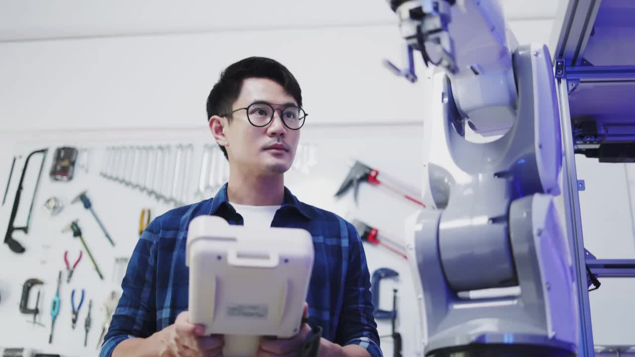 技术假肢机器人手臂是由两位专业开发工程师测试在一个高科技研究实验室与现代未来的设备。男性和女性比较个人电脑上的数据。视频素材