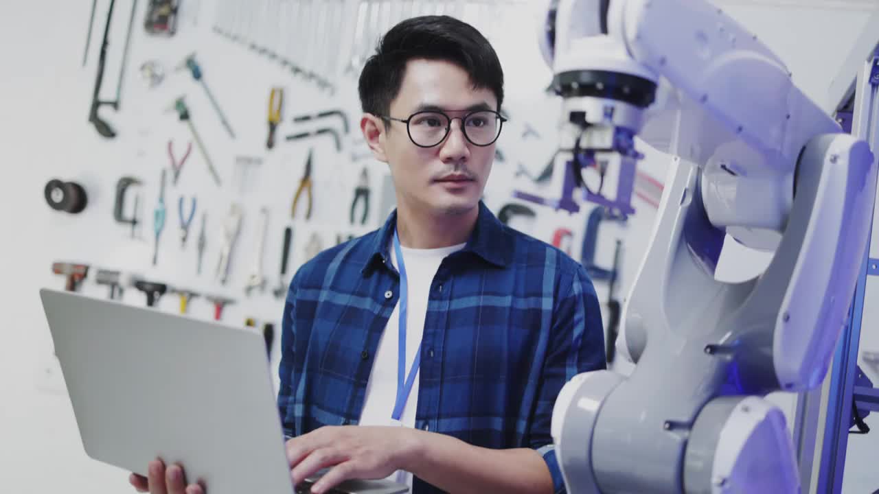 技术假肢机器人手臂是由两位专业开发工程师测试在一个高科技研究实验室与现代未来的设备。男性和女性比较个人电脑上的数据。视频素材