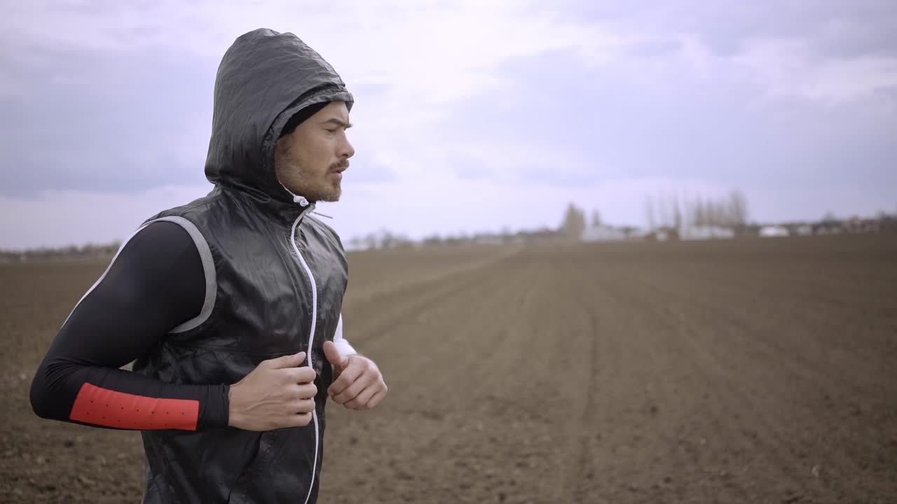 运动员在乡村公路上跑步的慢镜头视频下载