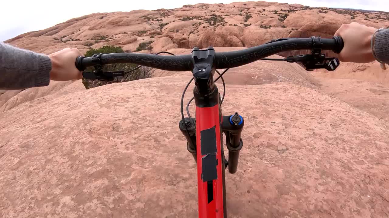 山地自行车沙漠通道的第一人称视角，越过岩石视频下载