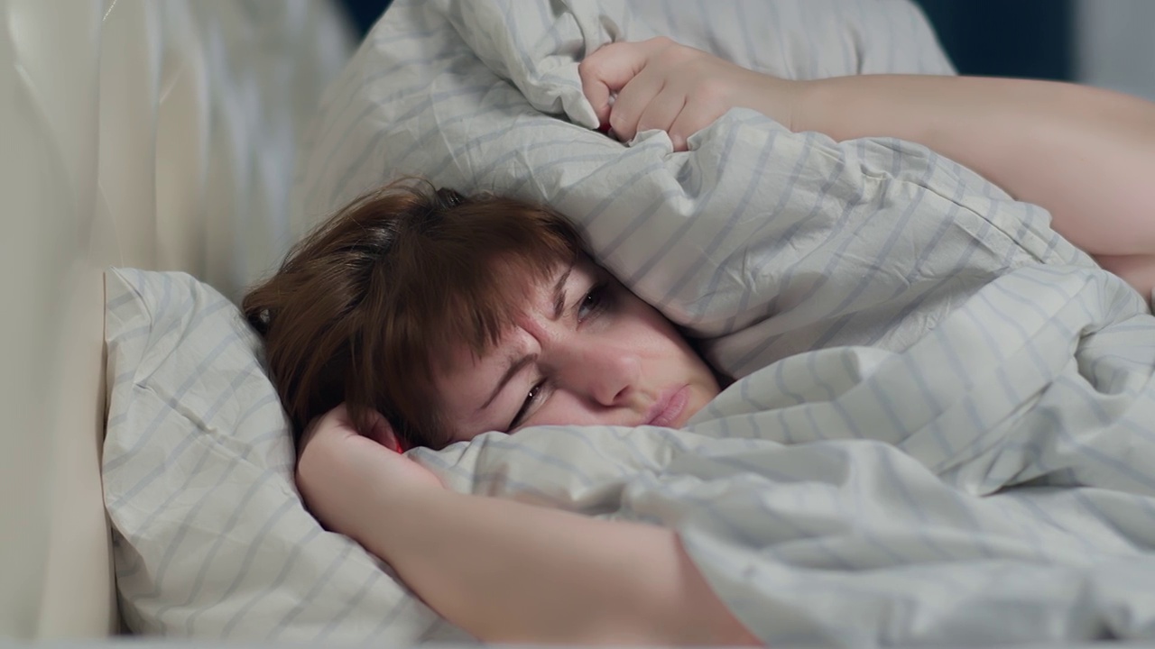 女人因为噪音睡不着觉，晚上用枕头捂住耳朵视频下载