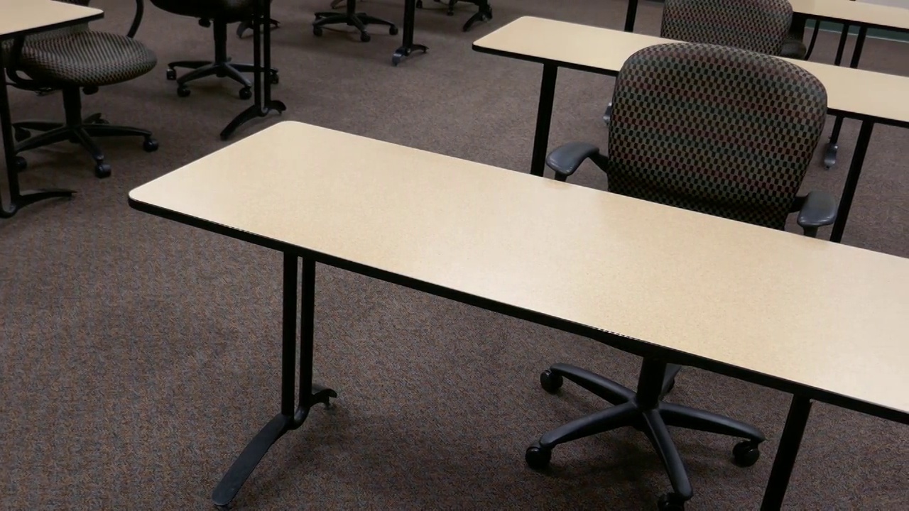 从左到右为教室视图空桌子和椅子视频素材