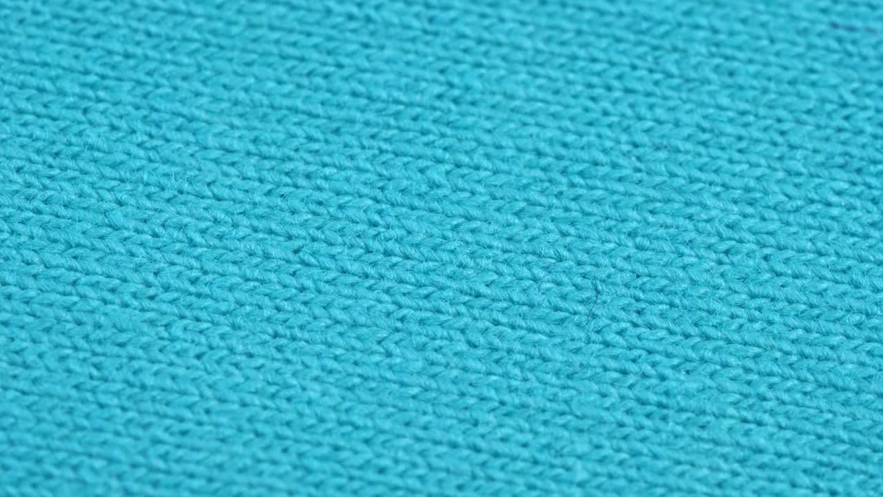 纺织背景-蓝色棉涤纶织物。微距拍摄视频下载