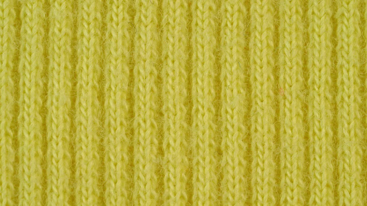 纺织品背景-淡黄色的棉织物，有平纹结构。宏开枪。视频下载