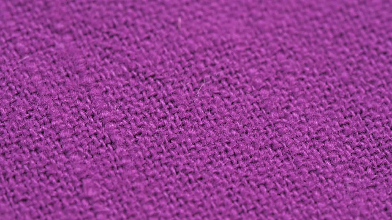 纺织背景- 100%紫色棉布织物。微距拍摄视频素材