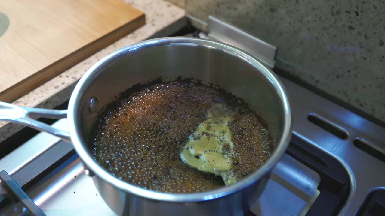 印度马沙拉茶在煤气炉上沸腾视频下载
