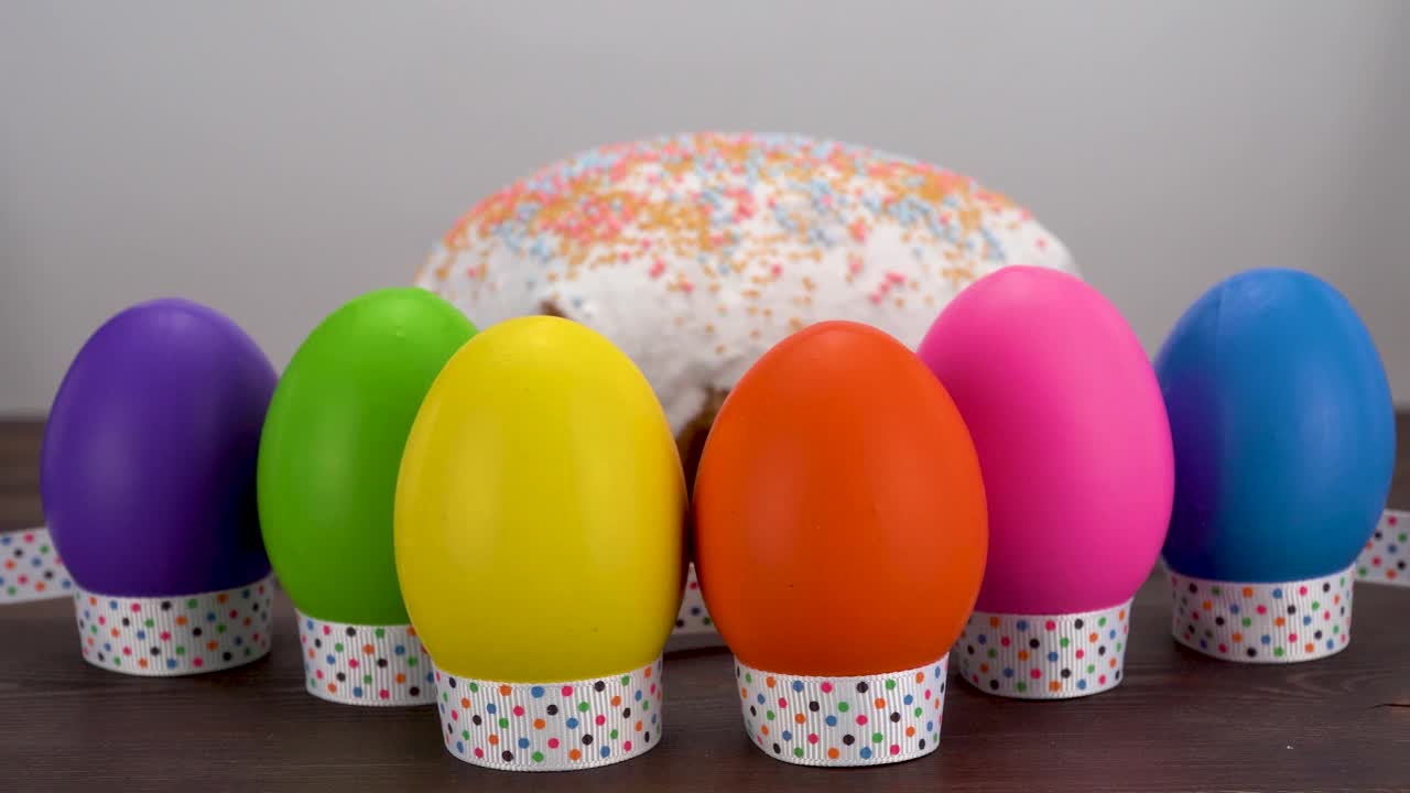 复活节面包和彩色彩蛋放在木板上。一套彩色的复活节彩蛋。视频素材