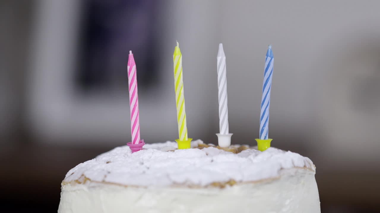 在庆祝蛋糕上点燃蜡烛视频下载