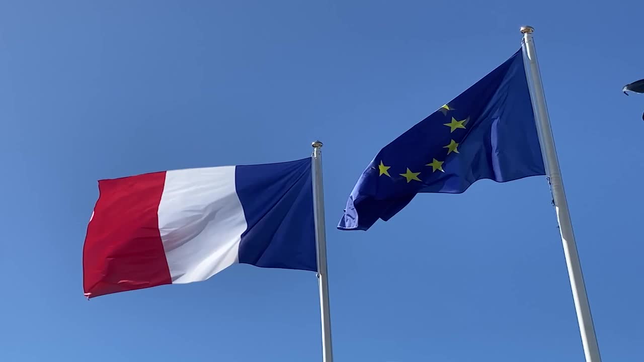 法国国旗和欧洲国旗一起缓缓飘扬视频下载