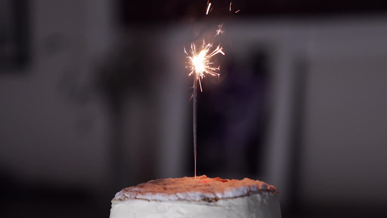 庆祝蛋糕上的烟火视频下载