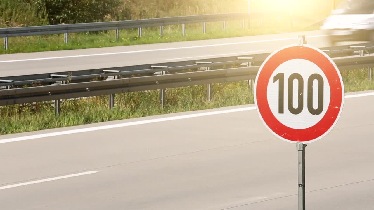 德国高速公路上的交通标志视频下载