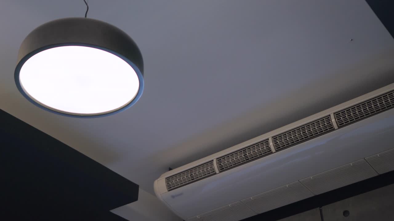 天花板上的LED灯和空调视频下载