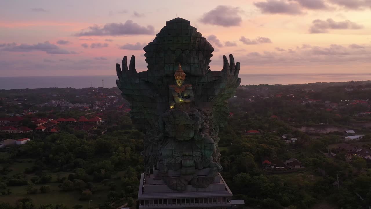 航空镜头上的日落Garuda Wisnu Kencanal雕像在印度尼西亚的巴厘岛视频下载