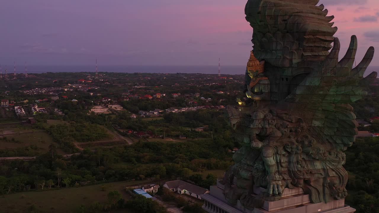 航空镜头上的日落Garuda Wisnu Kencanal雕像在印度尼西亚的巴厘岛视频素材