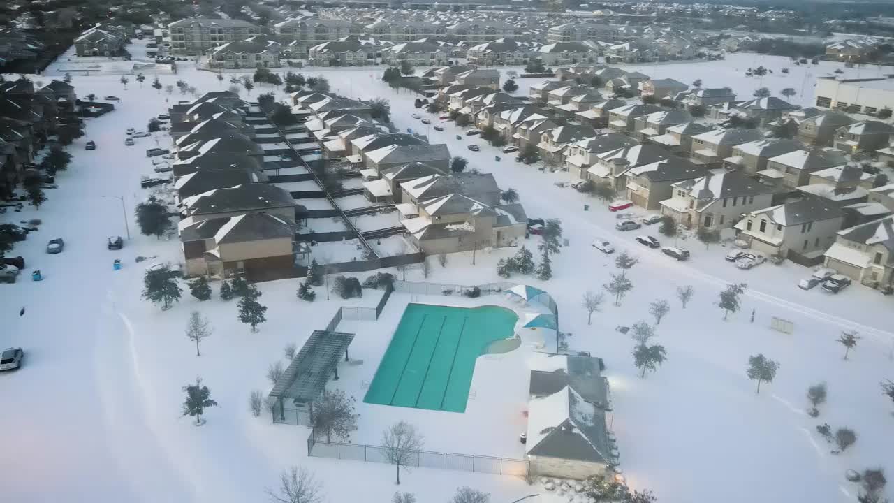 奥斯丁郊区的房屋在冬季暴风雪后被雪覆盖视频素材