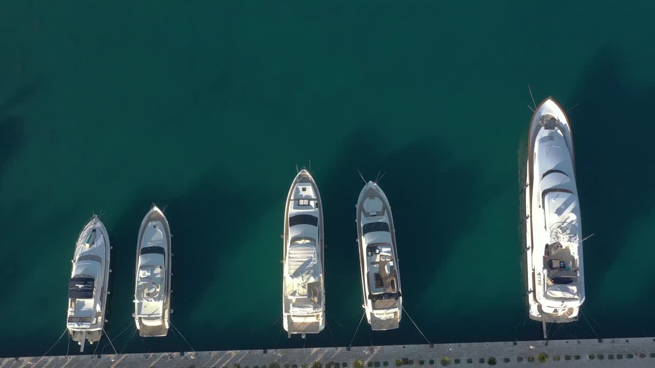 无人机和游艇在码头上空降落视频素材