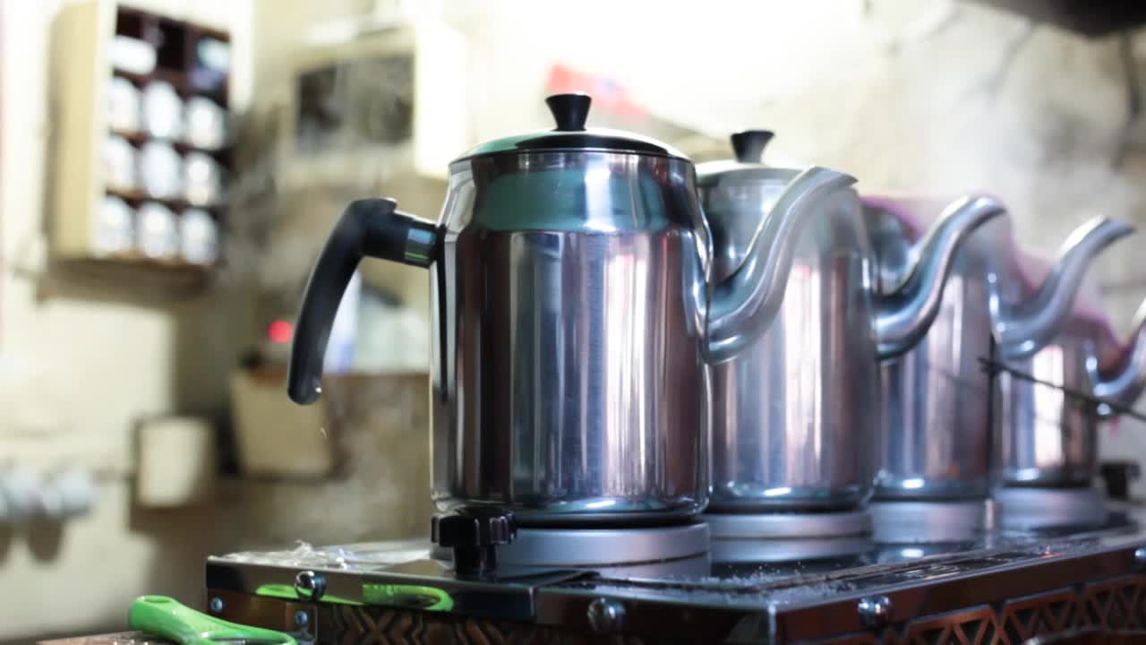 从滚刀上的茶壶中产生蒸汽的特写镜头视频素材