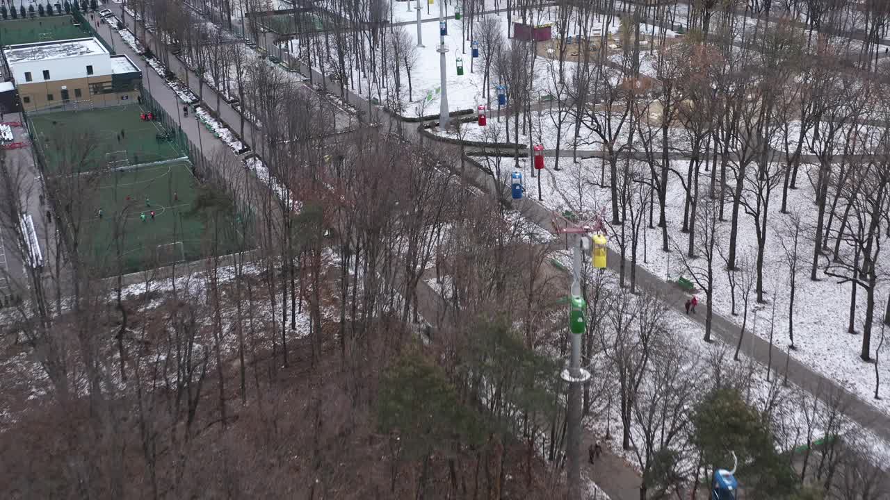 冬天，在公园里，五颜六色的马车飞过一条悬空的道路视频素材