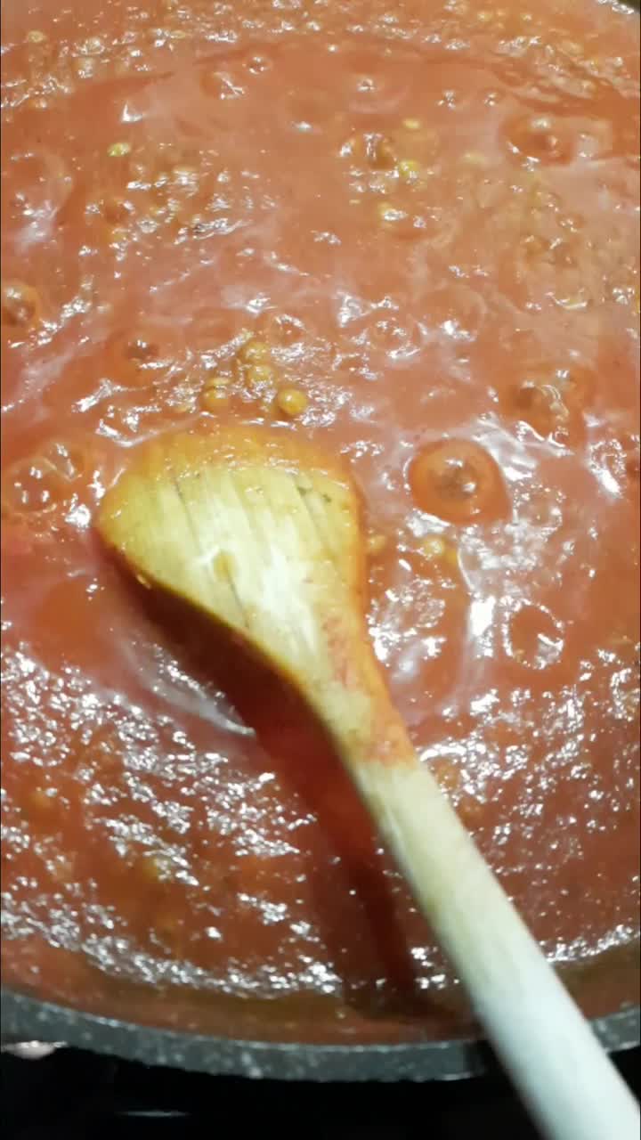 西红柿酱煮小扁豆视频素材