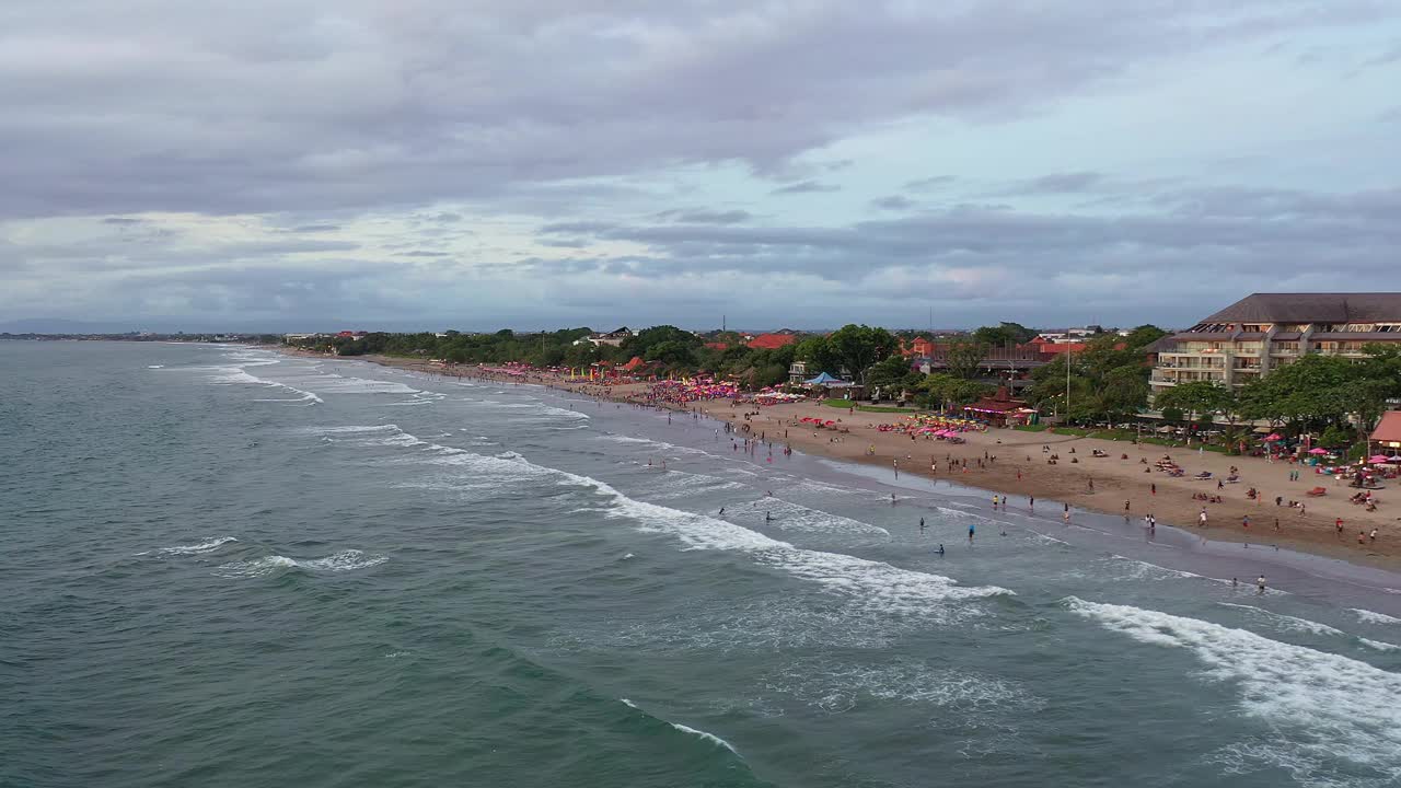 无人机拍摄印度尼西亚巴厘岛水明漾库塔海滩著名的海滩视频下载