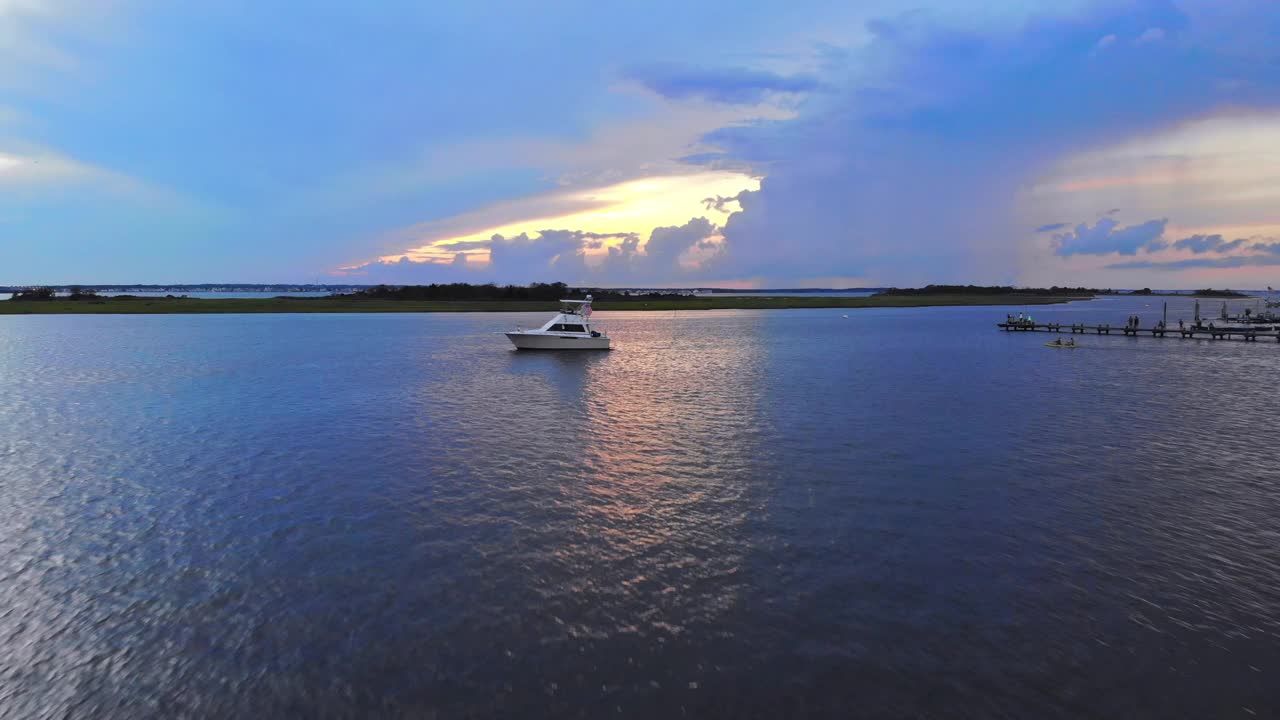 日落时的海湾全景，日落海景水平视频素材