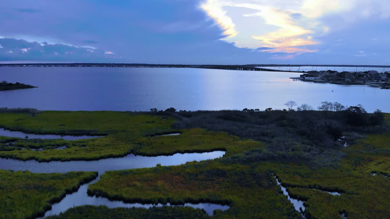 洋湾日落时的地平线景观，日落自然海景视频素材