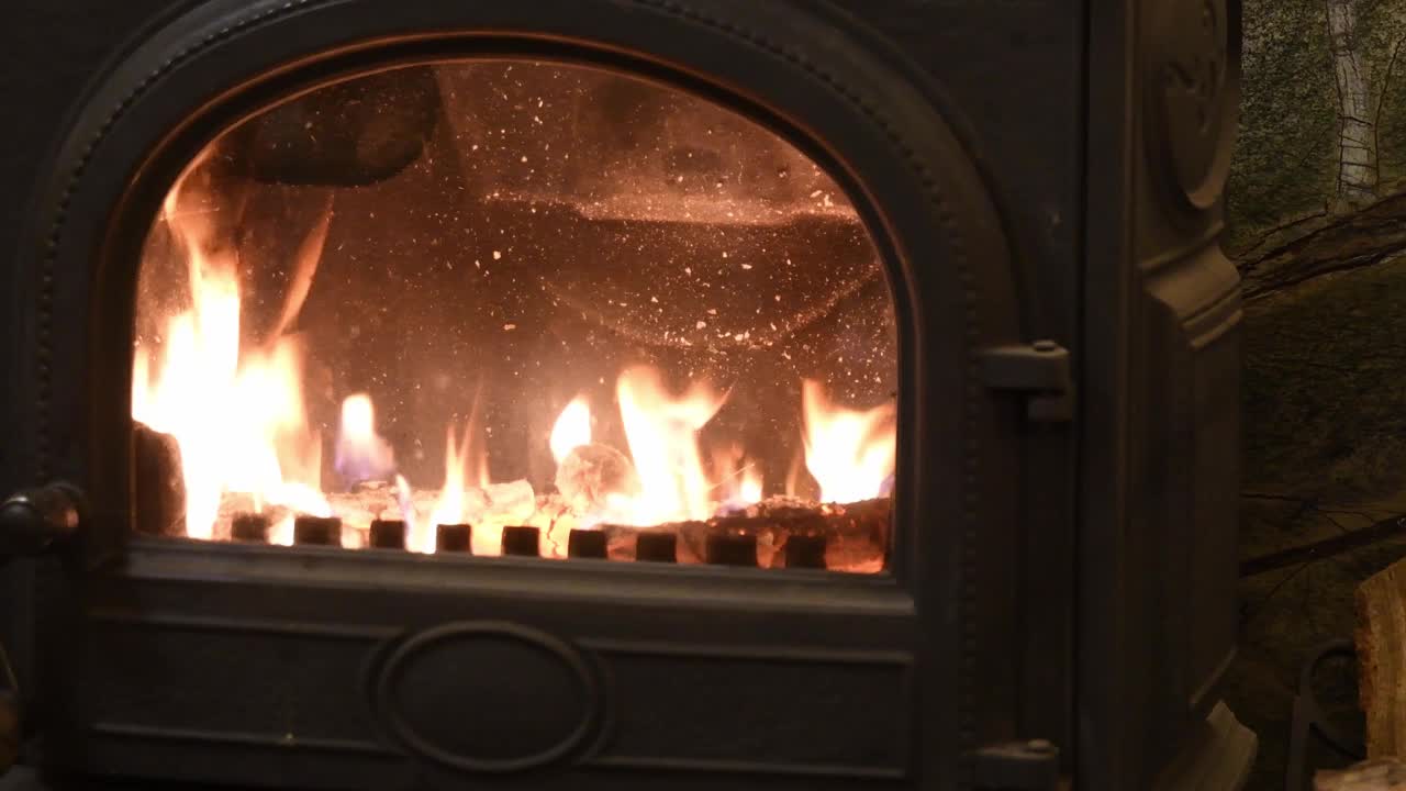 复古铸铁大肚炉与火焰内视频素材
