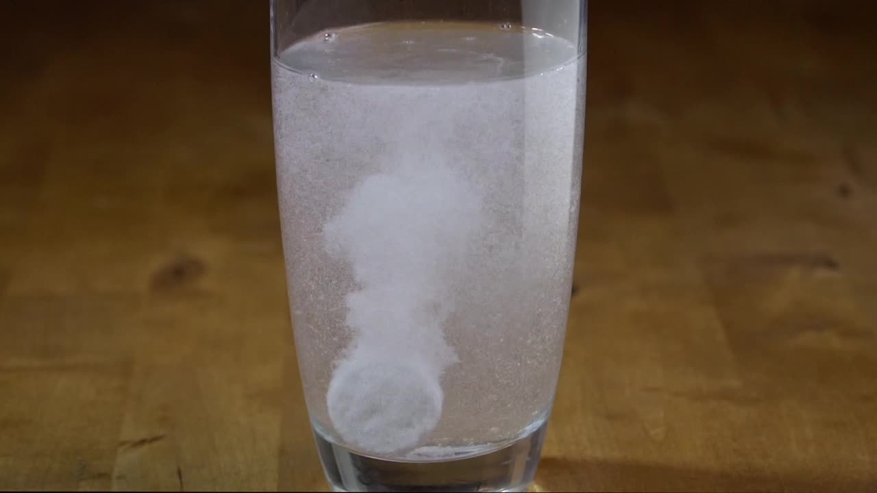 溶在一杯水中的抗酸药片。视频素材