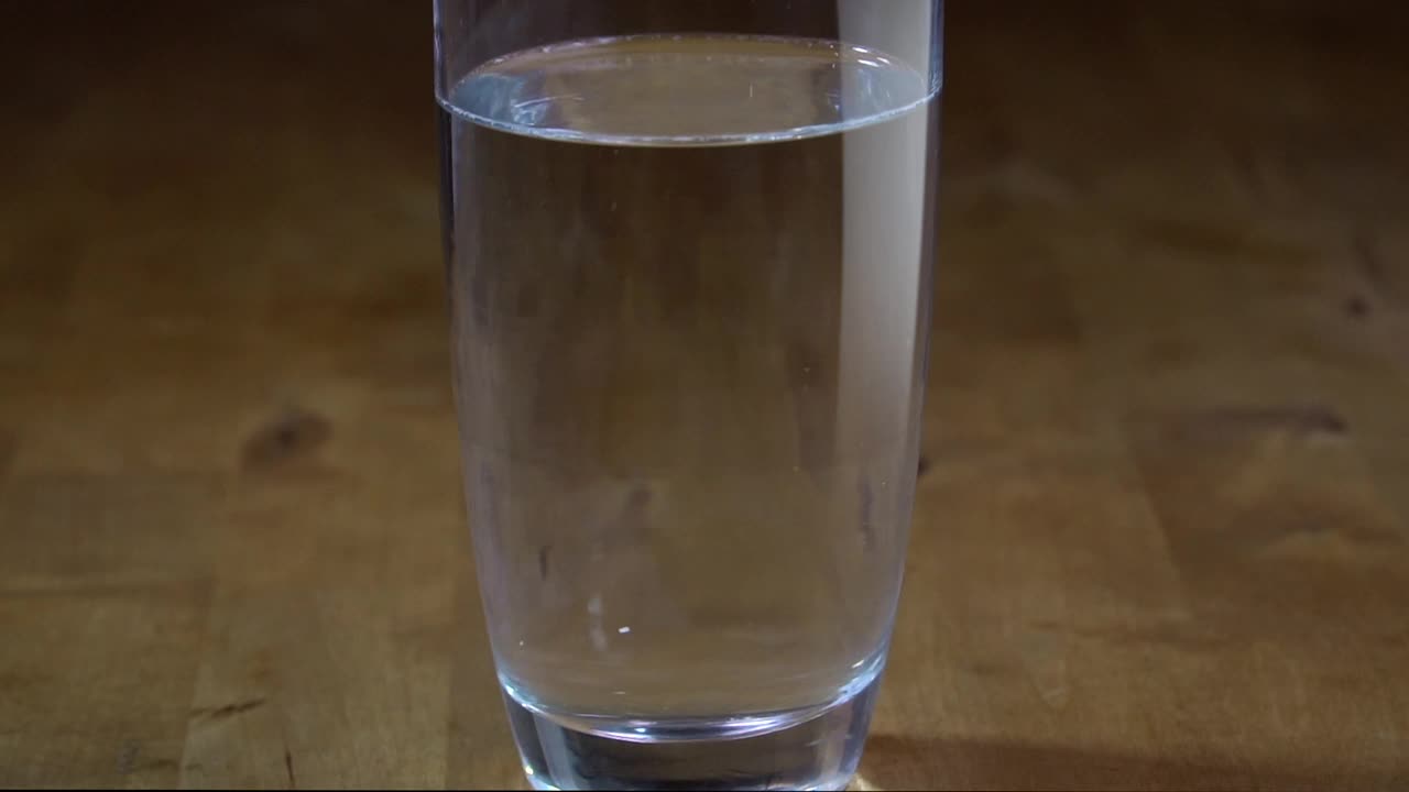 溶在一杯水中的抗酸药片。视频素材