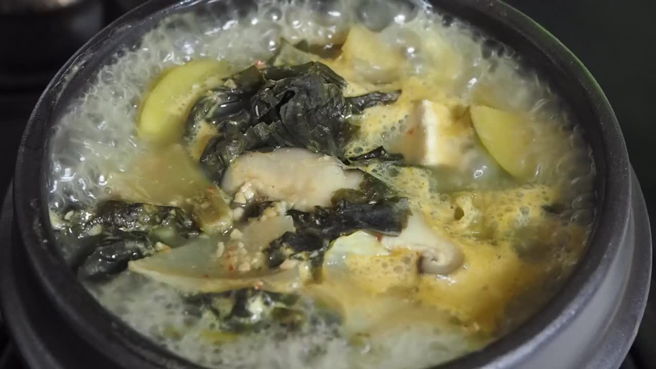 韩国美食炖豆瓣酱，菜瓣酱，味噌汤视频下载