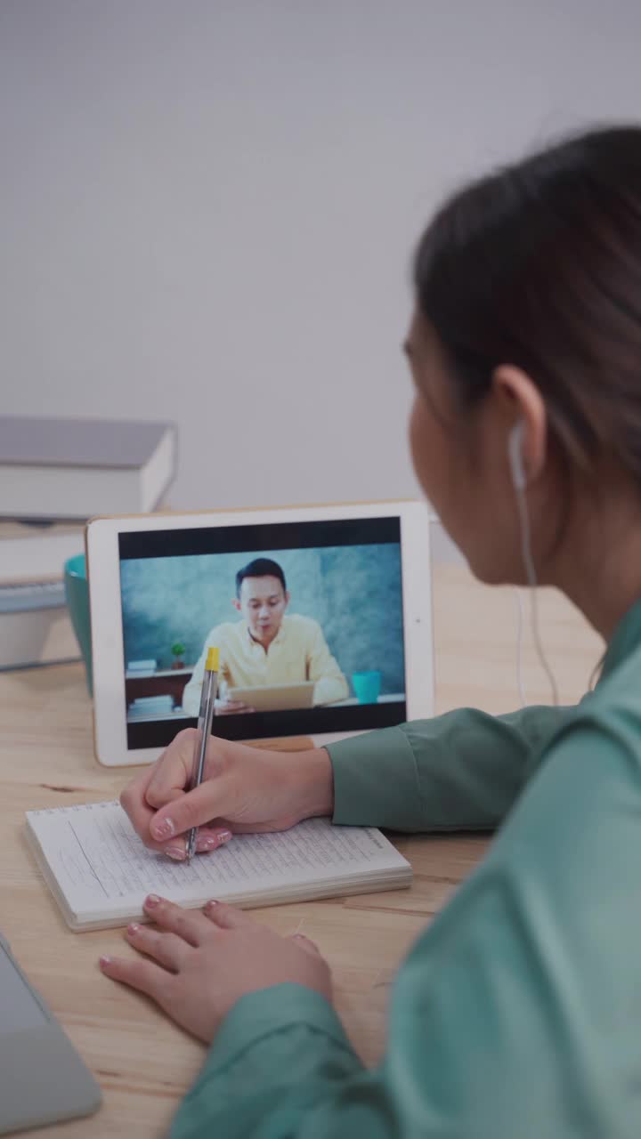亚洲女商人在家里用笔记本电脑工作和与同事视频通话视频素材