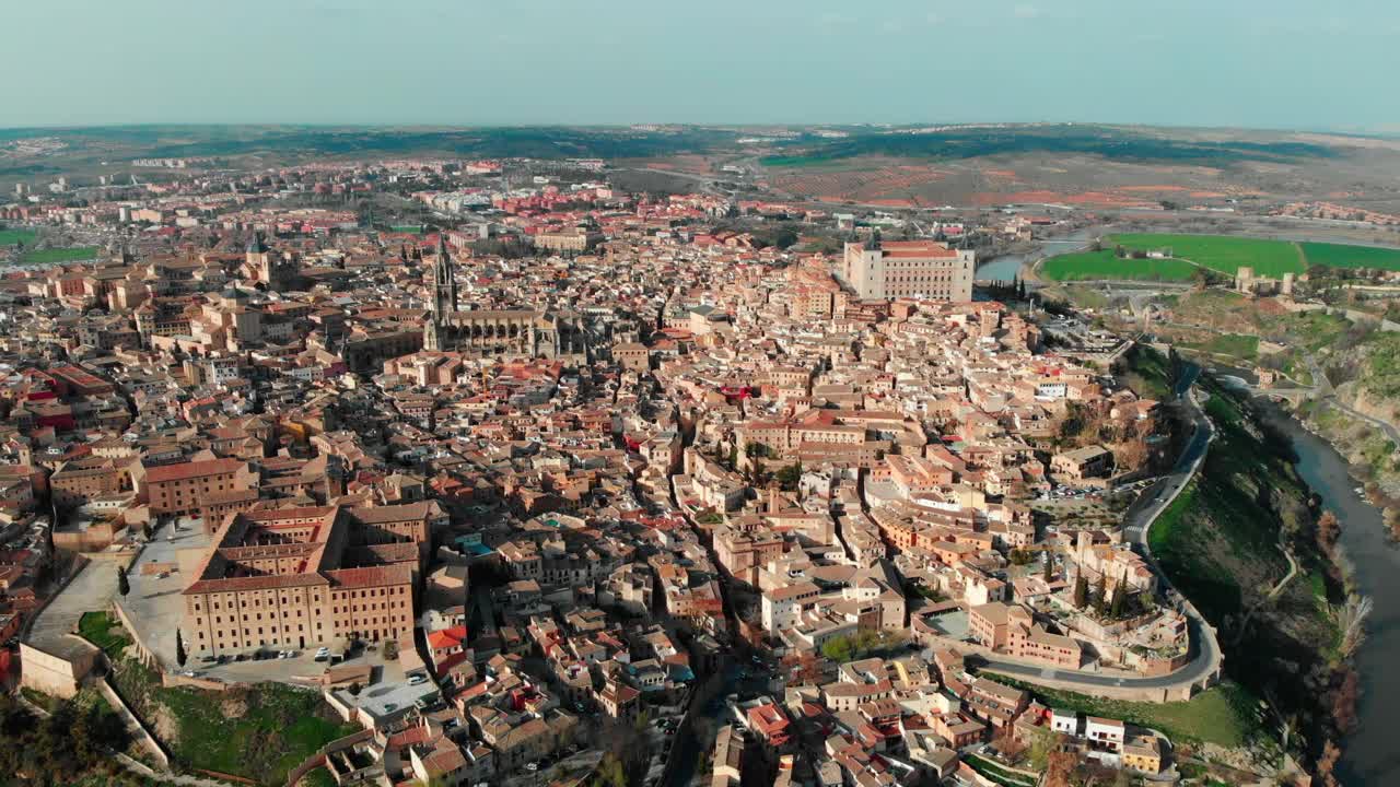 空中俯瞰古老的托莱多城市景观。西班牙视频素材