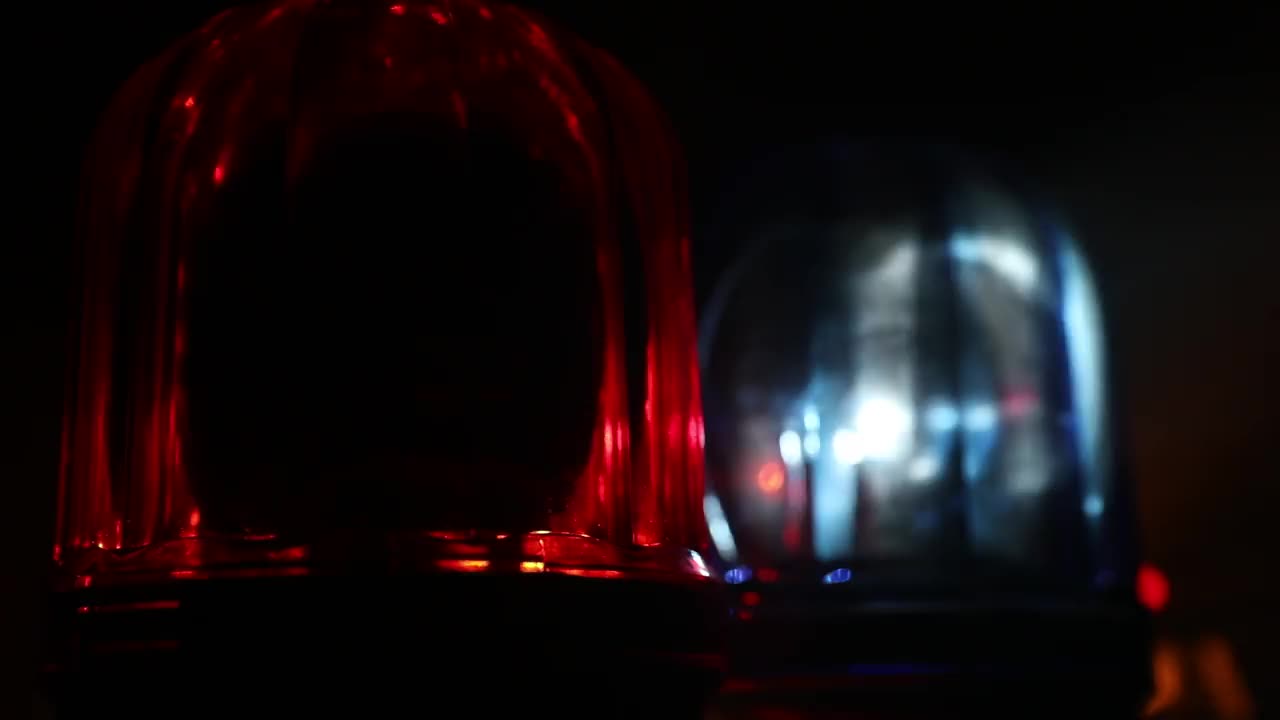 警车蓝色和红色圆形的复古警笛在黑暗中。旋转复古风格的警笛。有选择性的重点视频下载
