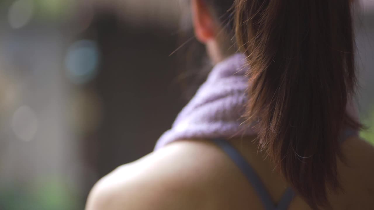 亚洲华人美丽的女运动员在锻炼后走过木桥回家视频下载